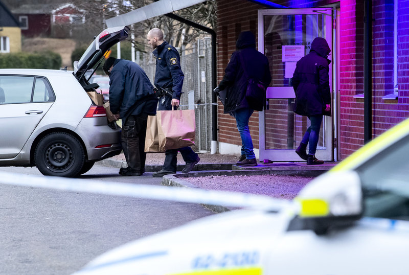 Polispersonal bär ut flera datorer och påsar med okänt innehåll vid en husrannsakan i januari 2020 mot en lokal på en ort i norra Skåne där den åtalade 49-åringen bedriver verksamhet. Arkivbild.