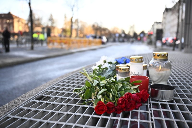 Minnesplats efter bussolyckan på Östermalm i Stockholm där tre personer omkom under fredagseftermiddagen när en buss körde in i en busskur. Flera personer skadades allvarligt och fördes till sjukhus.