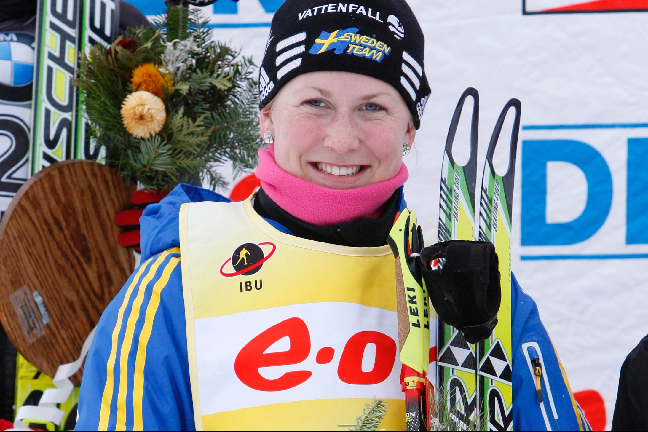 Helena Ekholm har tagit över ledningen i Världscupen efter dagens seger i USA. Svenskan var felfri i skjutningen och vann med 8,8 sekunder.