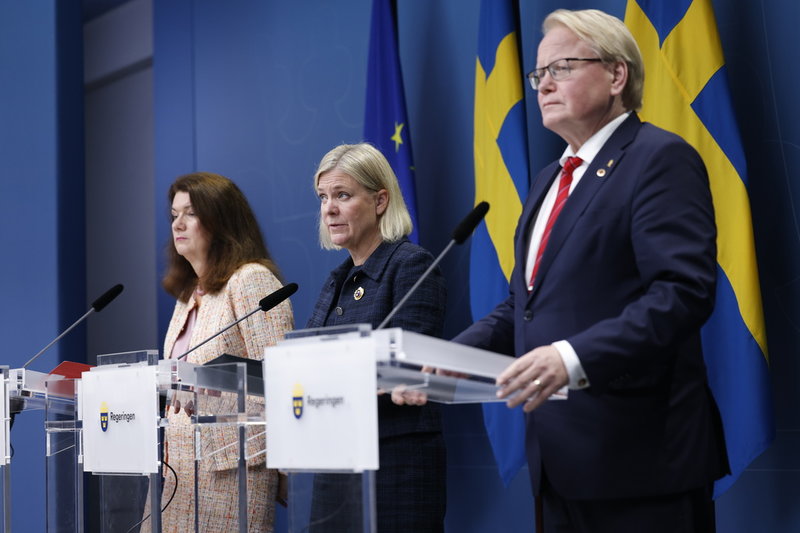 Utrikesminister Ann Linde (S), statsminister Magdalena Andersson (S) och försvarsminister Peter Hultqvist (S) under en pressträff på tisdagskvällen.