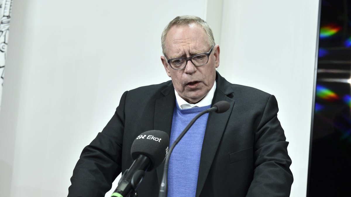 Anders Bergström vid presskonferens där Kommunal meddelade hans avgång.