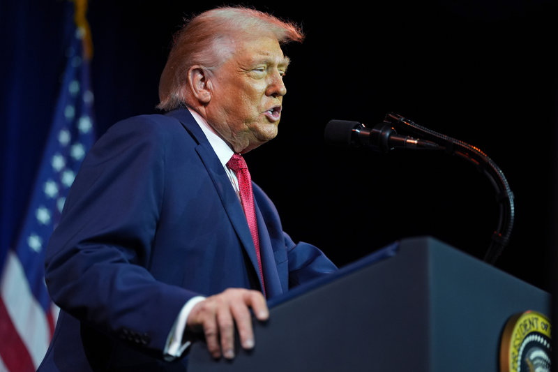 Donald Trump är ute och vevar mot Norge. Foto: Evan Vucci