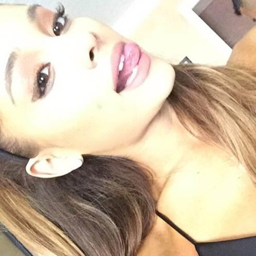 Ariana Grande tar en selfie. 