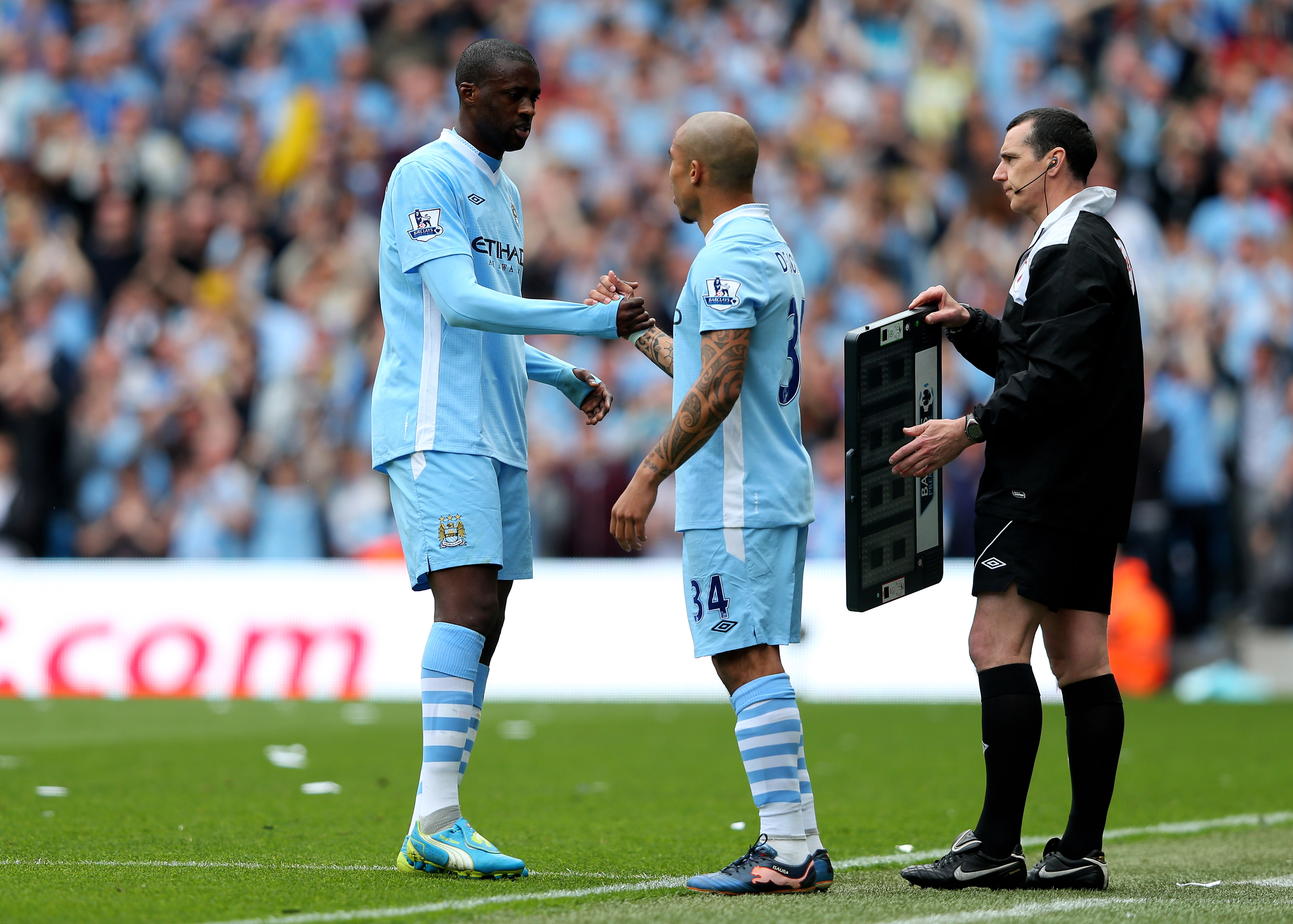 Yaya Touré fick kliva av med en befarad sträckning i den första halvleken. Yaya Touré fick kliva av med en befarad sträckning i den första halvleken.