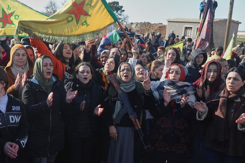Kurder vid en demonstration i Qamishli mot den syriska regeringsarméns offensiv mot kurdiskledda styrkor. Bilden är från i tisdags.