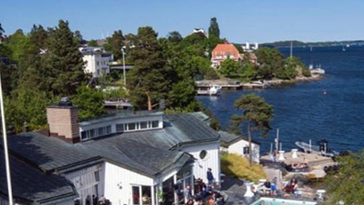 Måns hade lånat en lyxvilla på Lidingö av entreprenören Mats Wahlström.