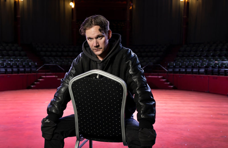 Christopher Garplind har tagit emot ett stort förskott och sliter nu med en roman som aldrig verkar bli klar.