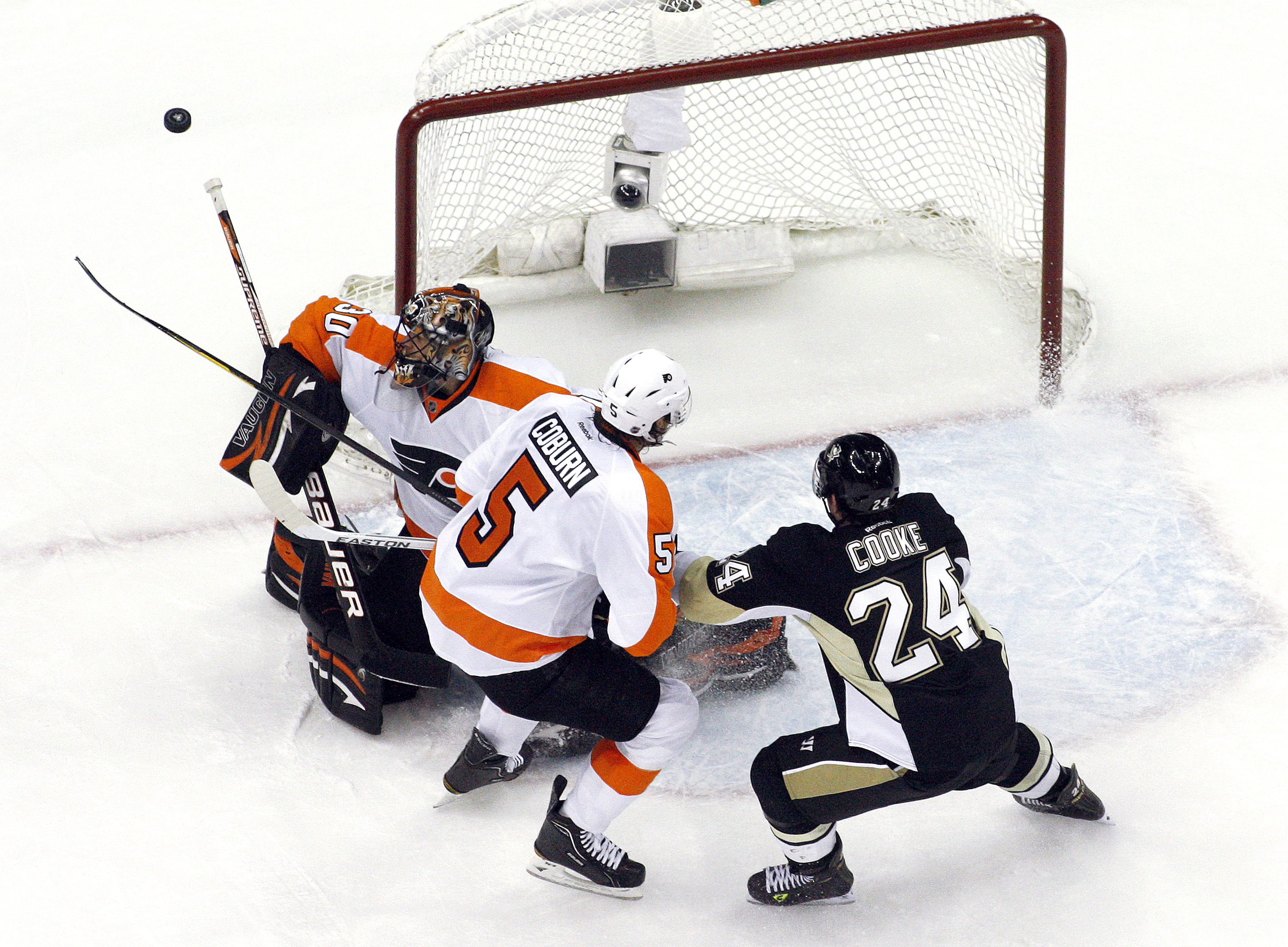 Flyers målvakt Ilya Bryzgalov fick jobba hårt inledningsvis och släppte tre mål förbi sig innan den första periodens slut. Flyers målvakt Ilya Bryzgalov fick jobba hårt inledningsvis och släppte tre mål förbi sig innan den första periodens slut.