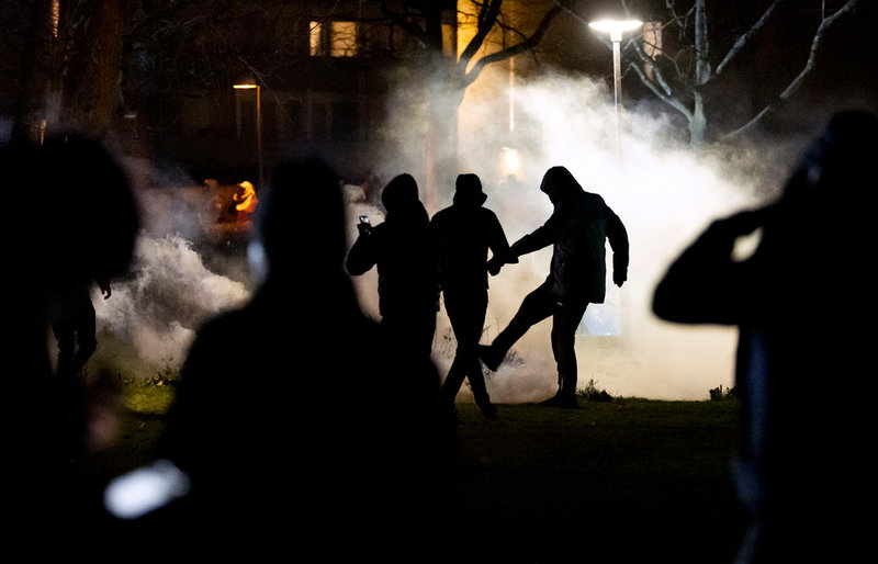 En tårgasfackla sparkas undan på Ramels väg.
