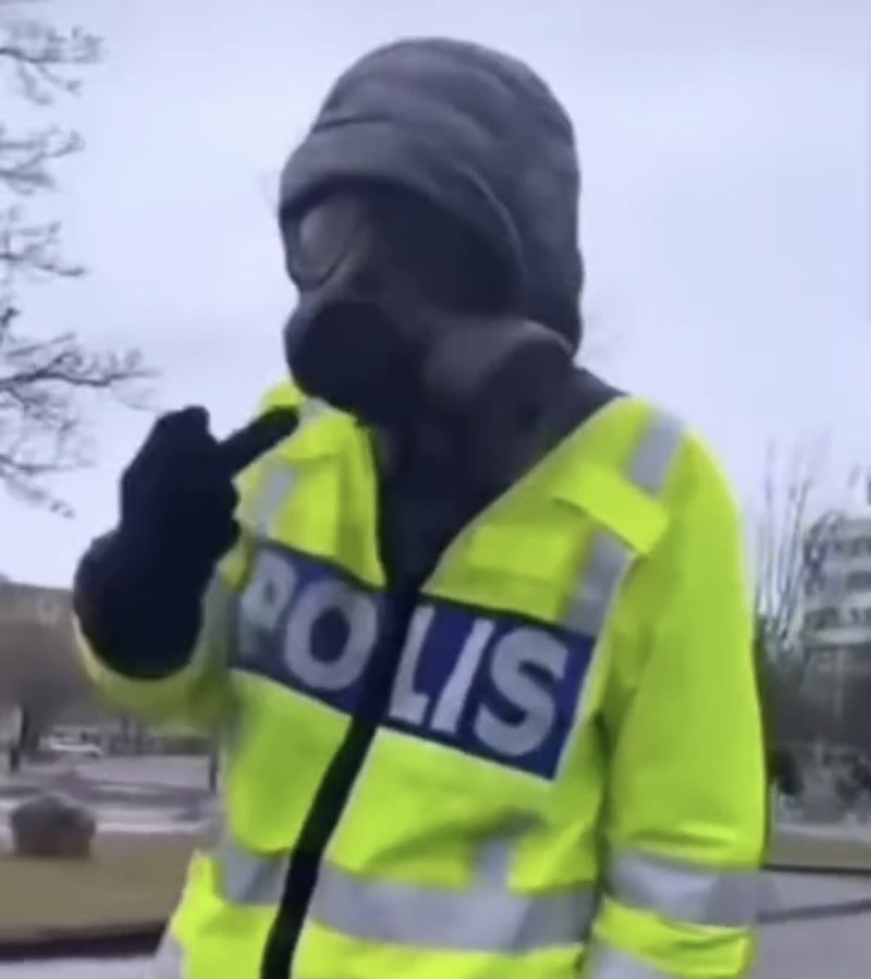 Här poserar de med polisens stulna utrustning: Här poserar de med polisens stulna utrustning: