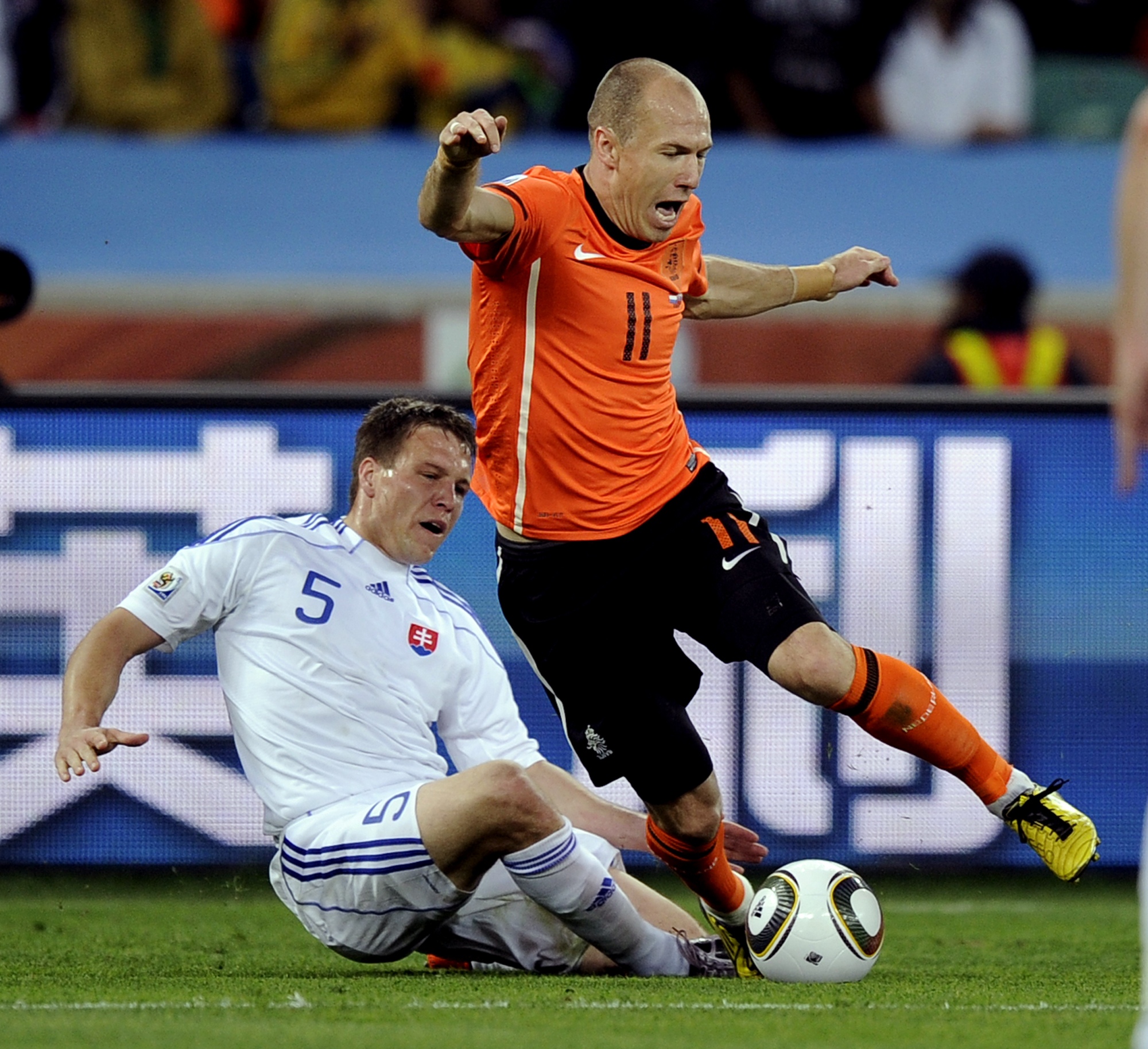 Arjen Robben bar sitt lag till seger mot Slovakien. Kommer han orka göra det även mot den brasilianska maskinen?