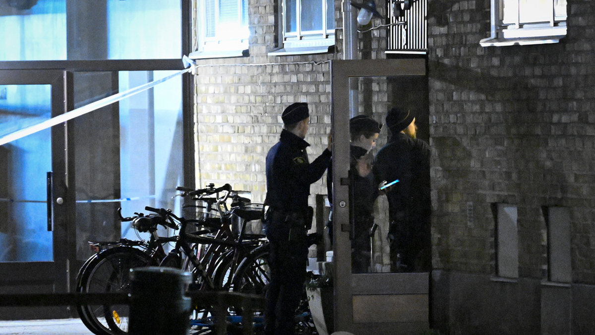 Polisen undersöker det trapphus där skott avlossats i Rostorp i Malmö under torsdagskvällen.