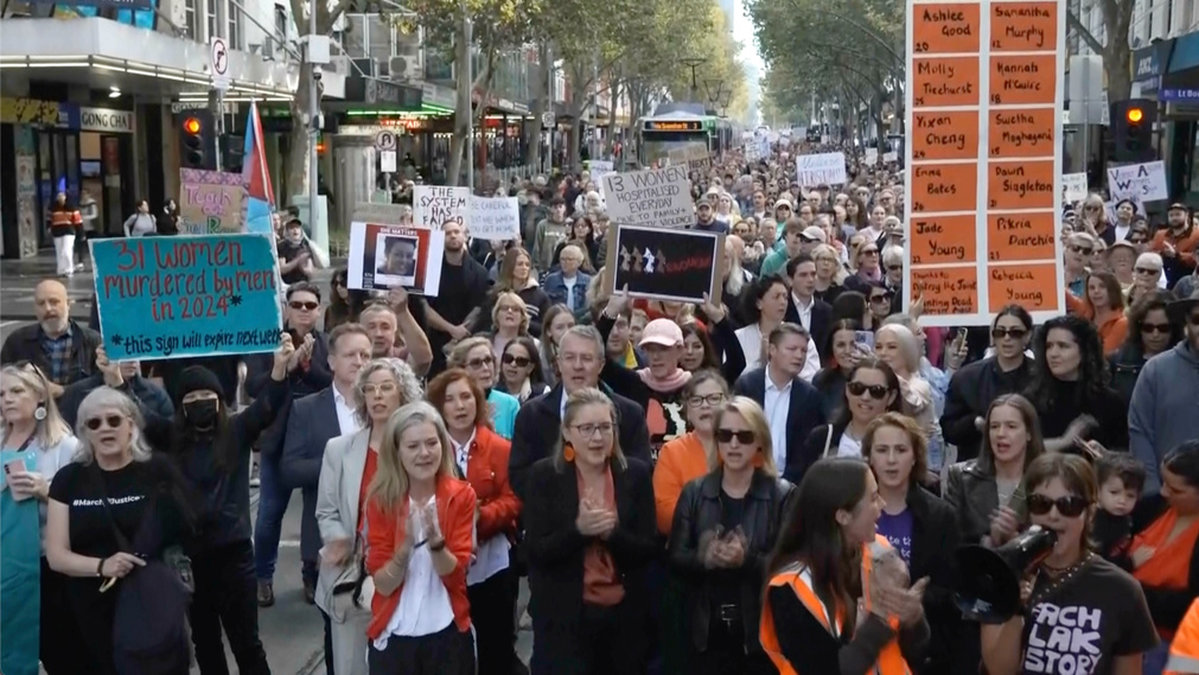 I Melbourne drog söndagens demonstration mot könsbaserat våld uppskattningsvis 15 000 personer.