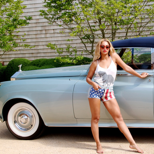 Beyoncé älskar att färdas i lyxiga bilar. Hennes favorit är en Mercedes Benz med eget badrum. Dessutom är bilen klädd i italienskt läder och utrustad med ett eget soundsystem. Prislappen för vrålåket? 6 miljoner kronor. På bilden ser vi Beyoncé med "semesternbilen", en Rolls Royce. Beyoncé älskar att färdas i lyxiga bilar. Hennes favorit är en Mercedes Benz med eget badrum. Dessutom är bilen klädd i italienskt läder och utrustad med ett eget soundsystem. Prislappen för vrålåket? 6 miljoner kronor. På bilden ser vi Beyoncé med "semesternbilen", en Rolls Royce.