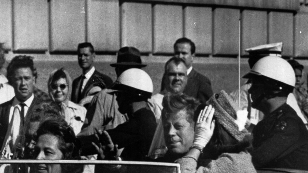 President John F Kennedy bredvid sin fru Jacqueline bara minuter innan han sköts till döds i Dallas 1963. Arkivbild.