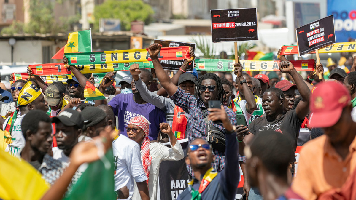 Anhängare till oppositionen demonstrerar i Dakar den 17 februari.