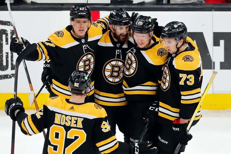 Bostons Curtis Lazar (andra till höger) firar sitt mål tillsammans med (från vänster): Tomas Nosek, Hampus Lindholm, Nick Foligno och Charlie McAvoy.