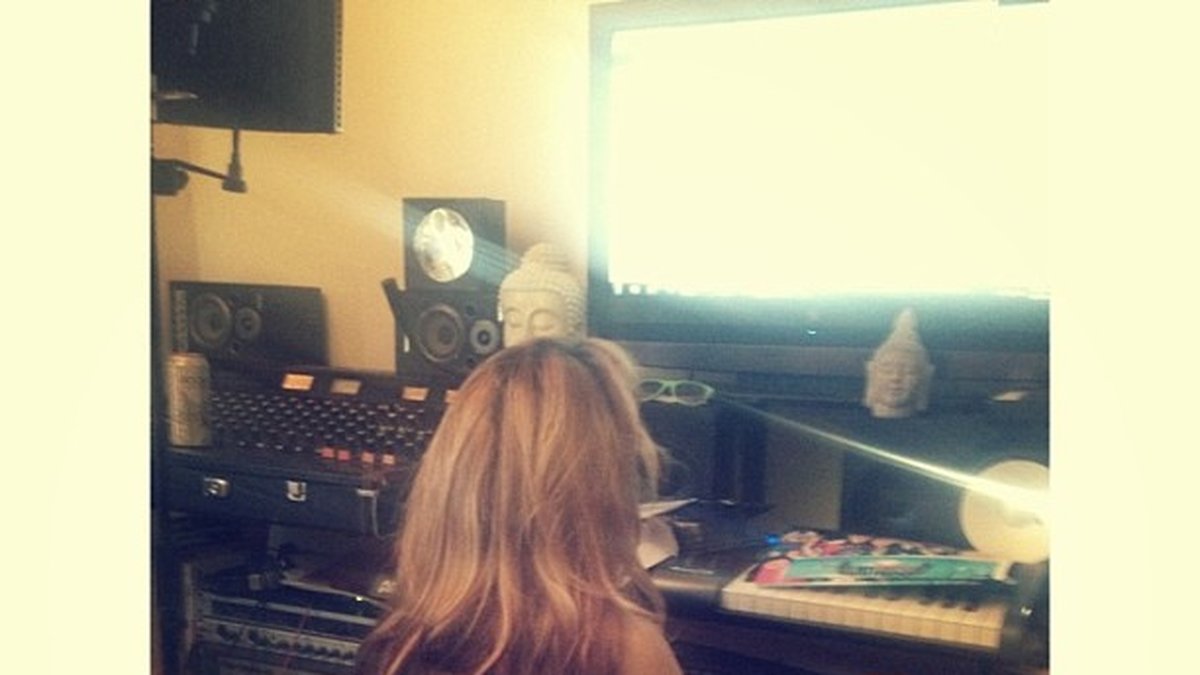Här är hon i studion.