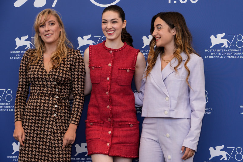 Louise Orry Diquero, Anamaria Vartolomei och Luana Bajrami på filmfestivalen i Venedig inför premiären för 'Omständigheter'. Arkivbild.