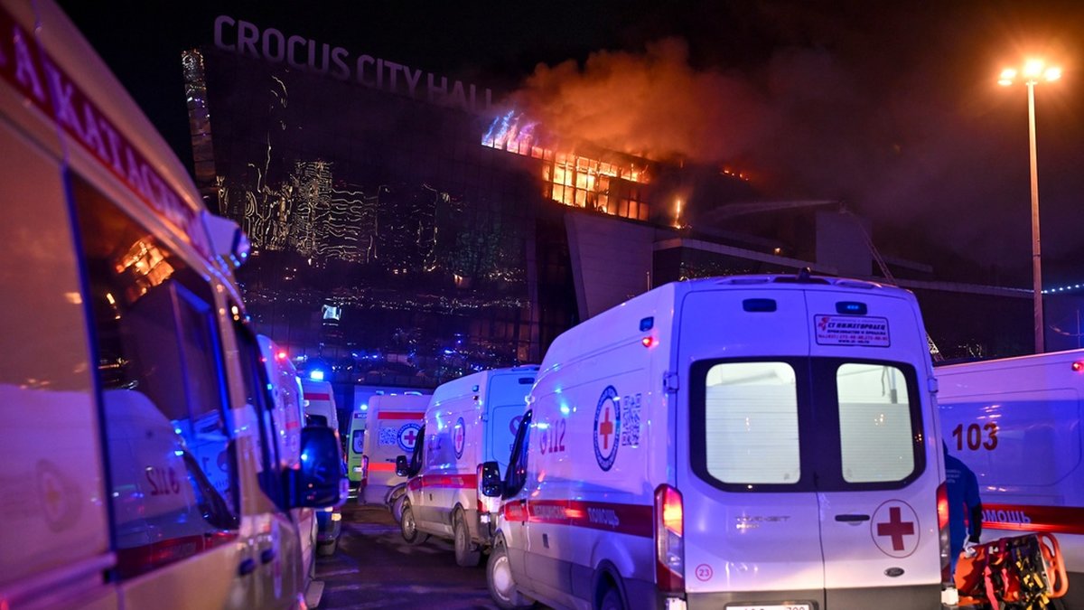 Ambulanser utanför konserthallen i Moskva där terrorister utförde ett attentat på fredagskvällen.