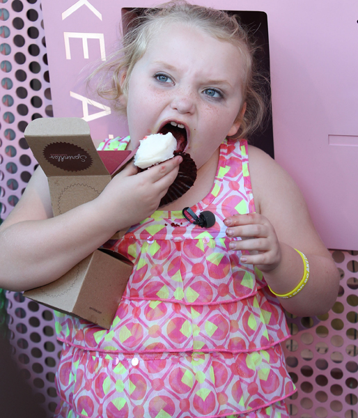 Honey Boo Boo fick ett ordentligt uppsving under 2012. Den lilla flickan som gör precis som hon vill och tävlar i diverse skönhetstävlingar för barn. 2012 fick hon ett eget teveprogram. Honey Boo Boo fick ett ordentligt uppsving under 2012. Den lilla flickan som gör precis som hon vill och tävlar i diverse skönhetstävlingar för barn. 2012 fick hon ett eget teveprogram.