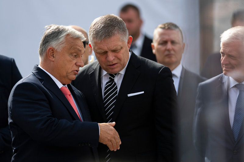 Ungerns premiärminister Viktor Orbán och Slovakiens premiärminister Robert Fico vid ett möte i Ungern i höstas. Arkivbild.