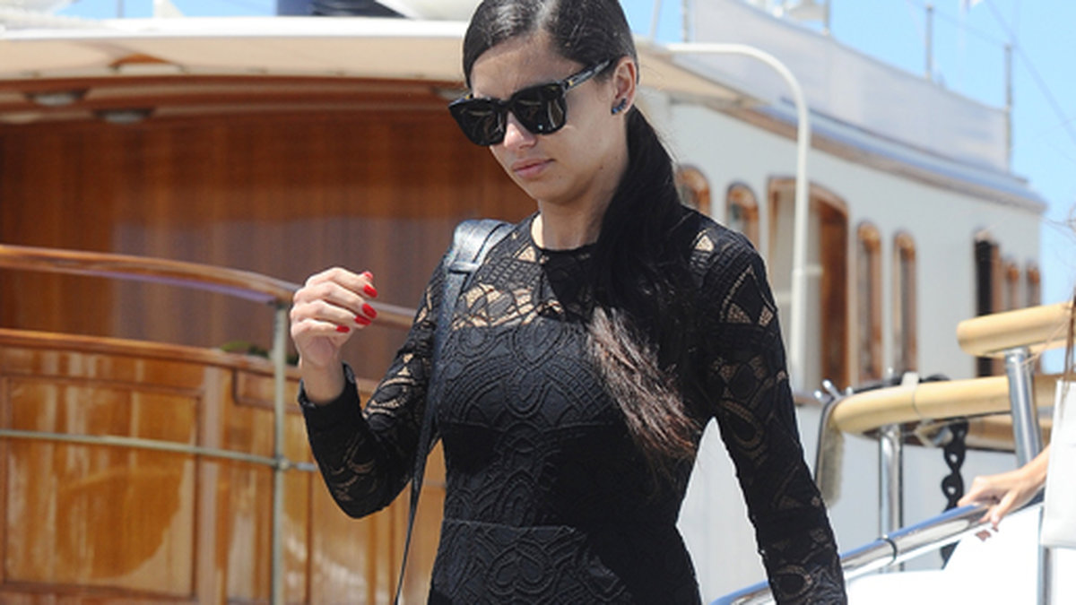 Adriana Lima lämnar en yacht i Cannes. 
