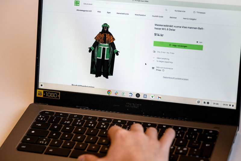 En maskeraddräkt med namnet ”Vise mannen Balthazar" annonserades också med en modell som hade blackface. Bilden är tagen den 29 oktober 2025.