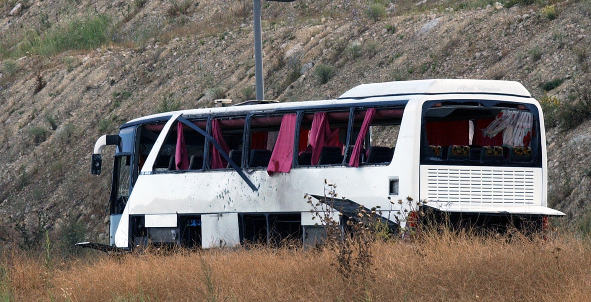 Den vita bussen attackerades av en fjärrstyrd bomb.