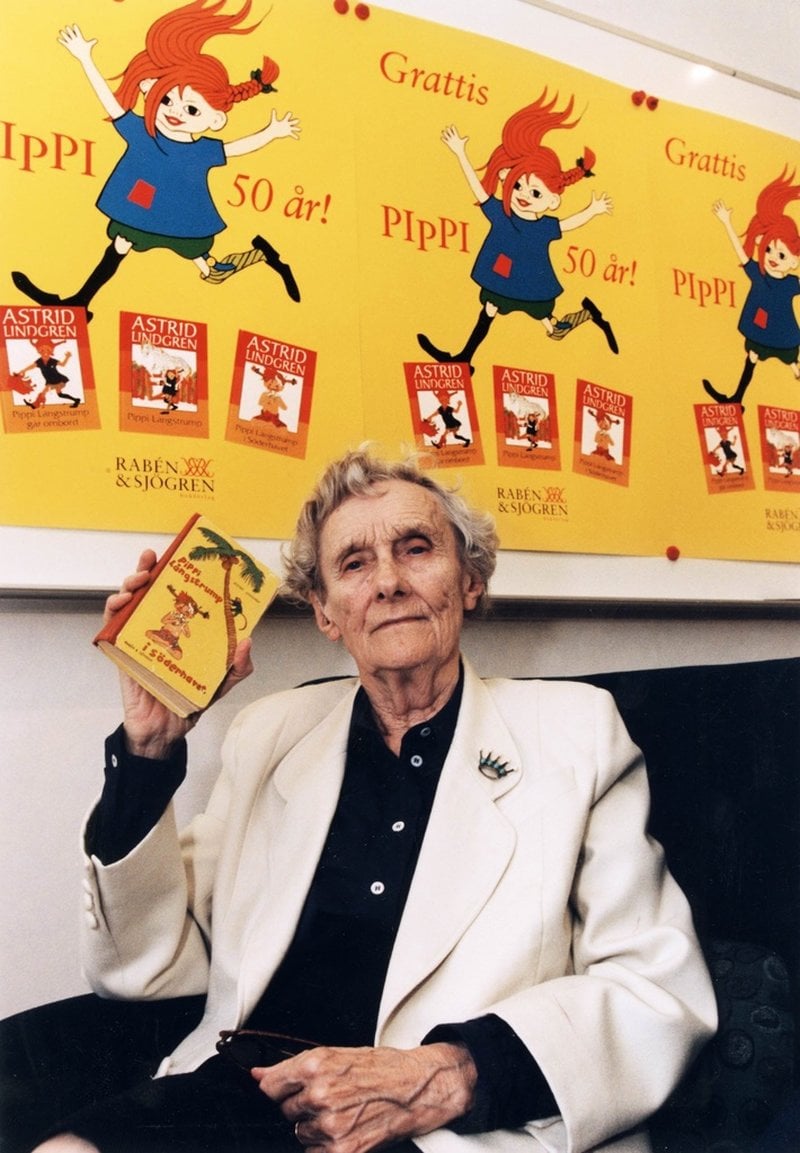 Astrid Lindgren fotograferad 1995, 50 år efter första utgåvan av Pippi Långstrump.