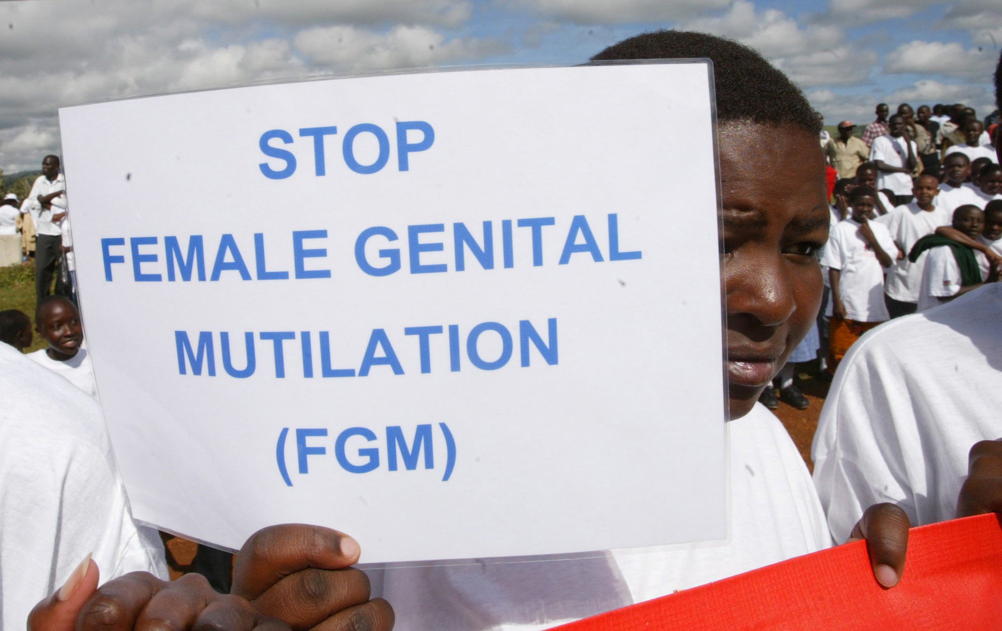 En masajflicka under en protest mot könsstympning 2007. Nu visar en rapport från EU att ett projekt tillsammans med Unicef räddat tusentals flickor i flera länder.