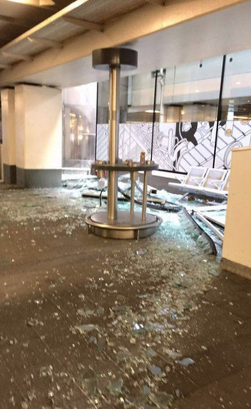 Glassplitter efter explosionerna. Glassplitter efter explosionerna.