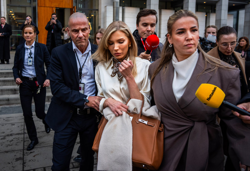 Marius Borg Høibys tidigare flickvän Nora Haukland (i vitt) lämnar Oslo tingsrätt efter sitt vittnesmål på tisdagen. Høiby står åtalad för bland annat misshandel av Haukland.