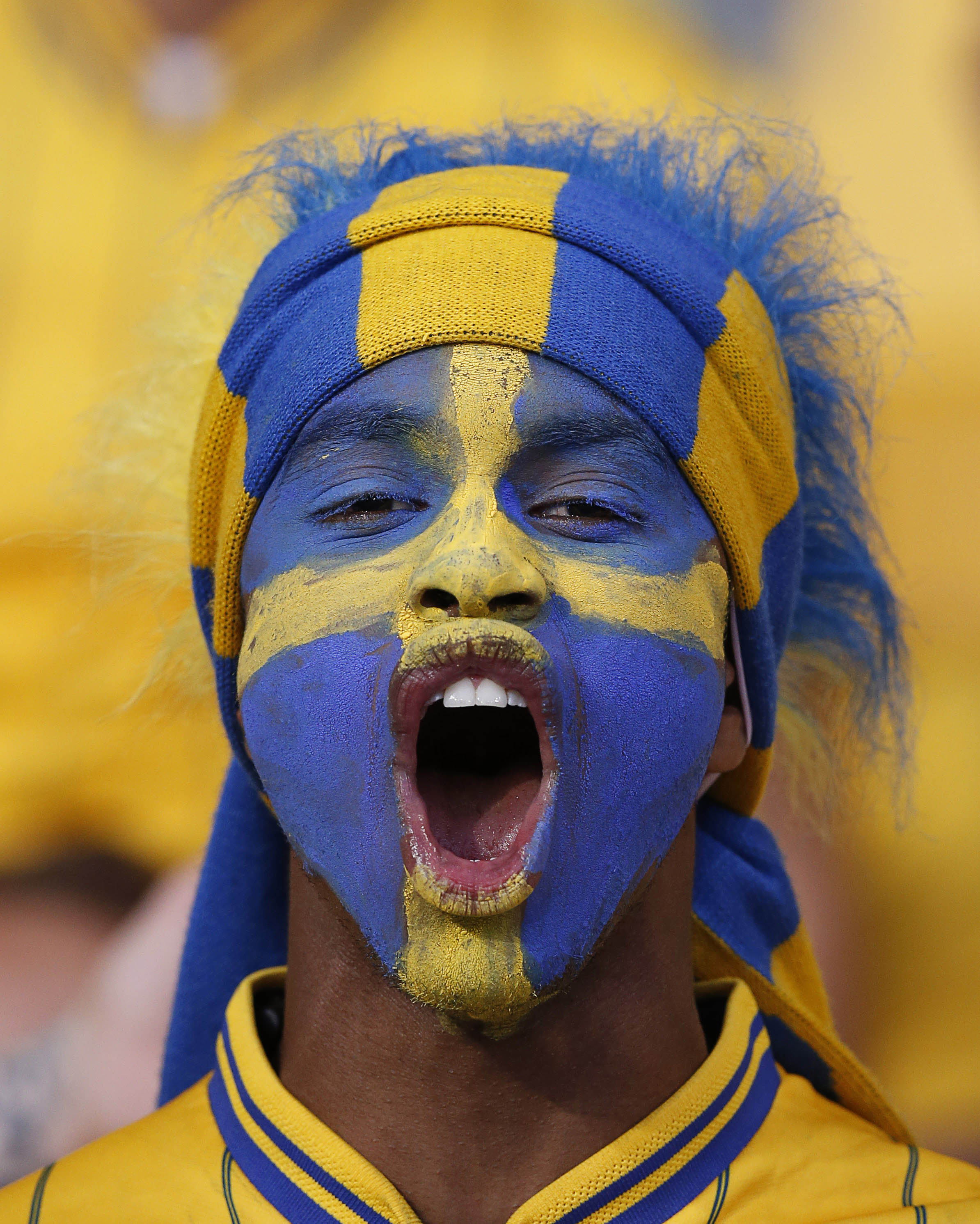 Upp emot 20 000 svenskar sägs vara på plats på Olympiastadion i Kiev.