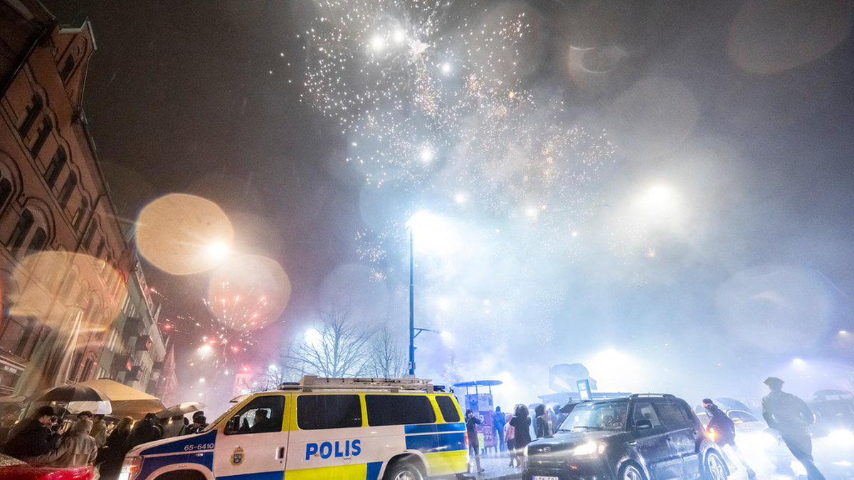 Polisen på plats vid ett blött nyår på Möllevångstorget i Malmö.