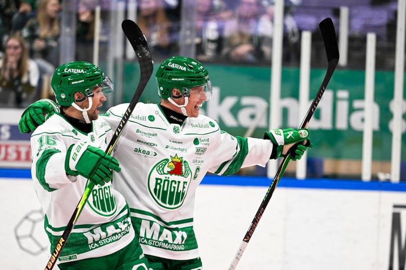 Rögles Anton Bengtsson, till höger, är uttagen till Tre Kronor och låg bakom mål i toppmötet mot Frölunda. Arkivbild.