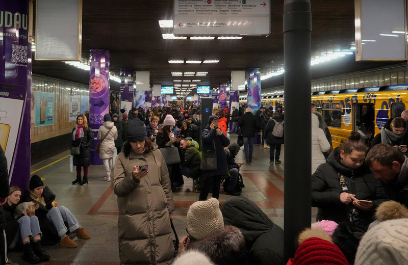 Människor som tar skydd i tunnelbanestation i Kiev.