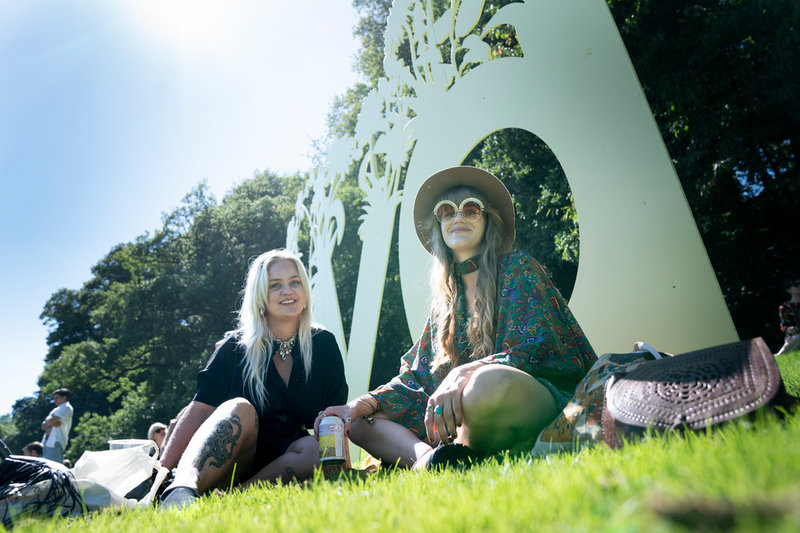 Way Out West är tillbaka efter två års uppehåll. Här sitter Filippa Raom och Ida Koivisto framför den stora festivalskylten.