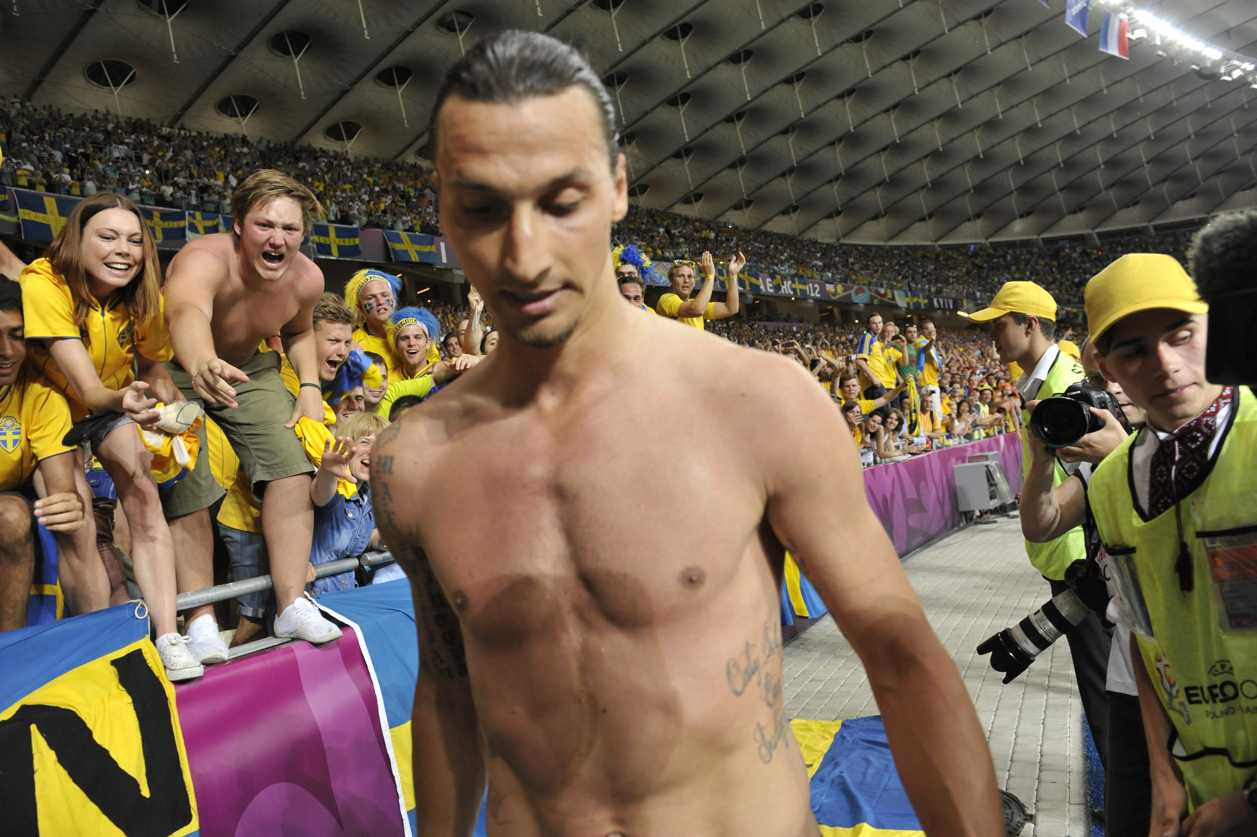 EM är över för Zlatan som lämnar turneringen med två gjorda mål. EM är över för Zlatan som lämnar turneringen med två gjorda mål.