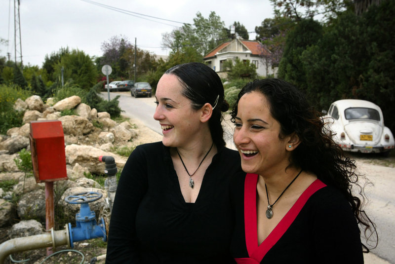 Muslimska Laila Najjar och judiska Adi Frish växte upp i 'fredsbyn' Neve Shalom/Wahat al-Salam och blev nära vänner. Bilden är från 2004. Arkivbild.