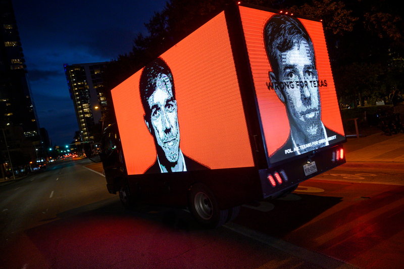 Texas republikanske guvernör Greg Abbott anlägger moteld vid den demokratiske guvernörskandidaten Beto O'Rourkes kampanjmöte i Austin. En bil med budskapet 'Fel för Texas' och en bild på O'Rourke cirkulerar runt mötet.
