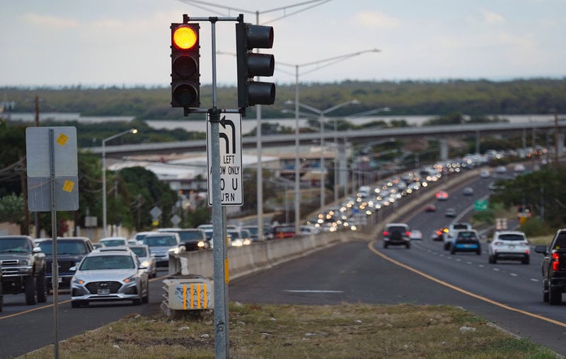 Invånare på ön Oahu uppmanades att söka sig till högre belägna platser under det inledande tsunamihotet, men har senare fått besked om att de får återvända.