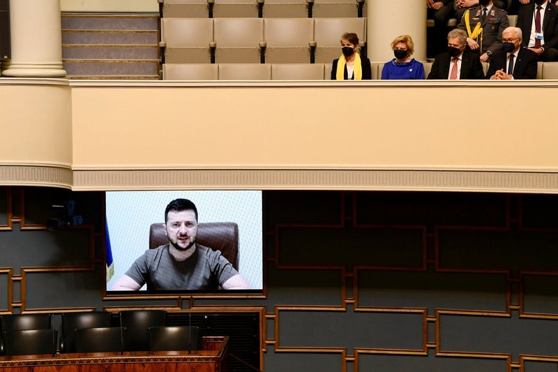 Ukrainas president Volodymyr Zelenskyj under ett tal i Finlands riksdag.