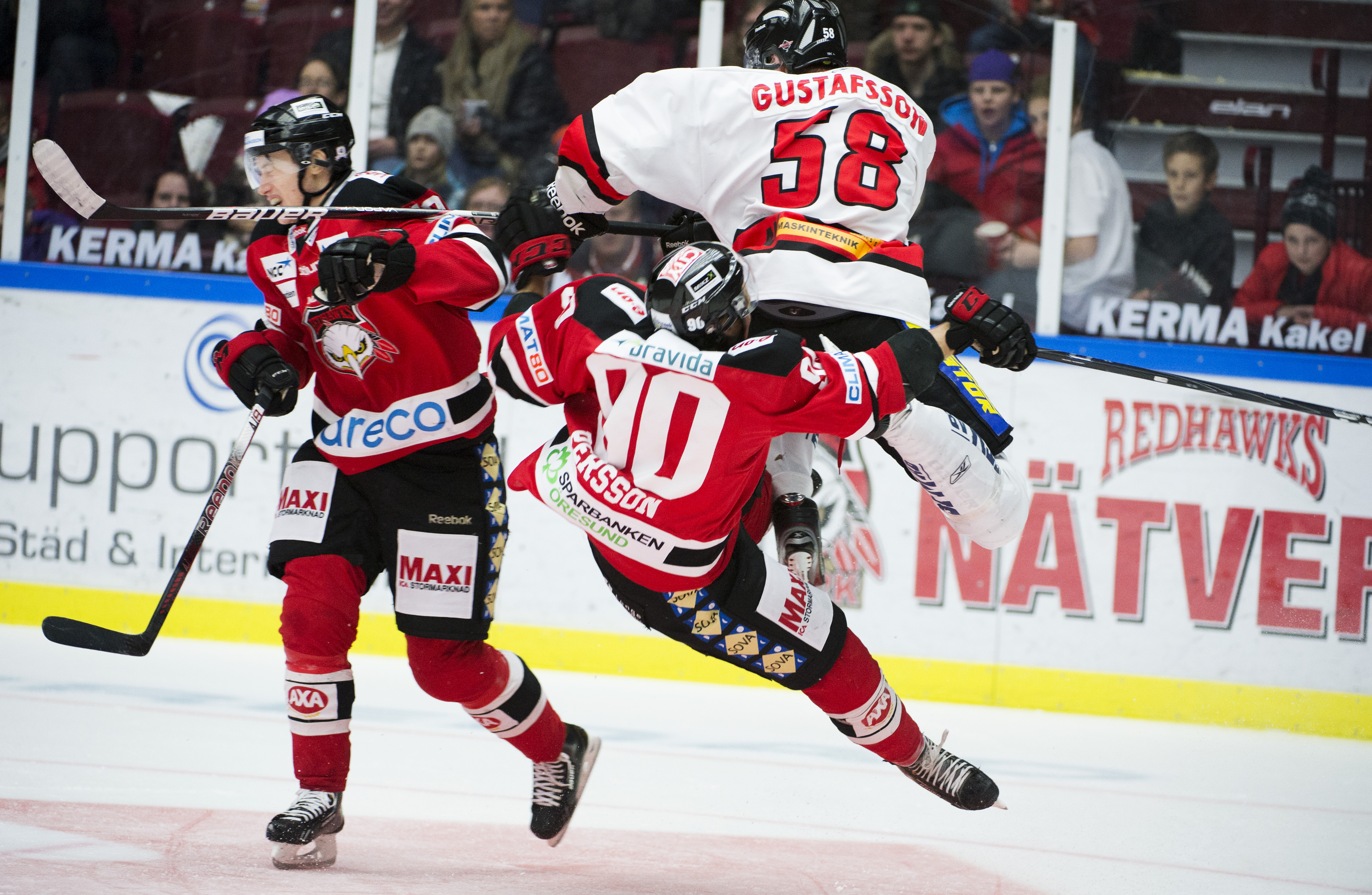 Asplövens Anton Gustafsson delar ut en rejäl smäll till Mattias Persson i Malmö Redhawks. Asplövens Anton Gustafsson delar ut en rejäl smäll till Mattias Persson i Malmö Redhawks.