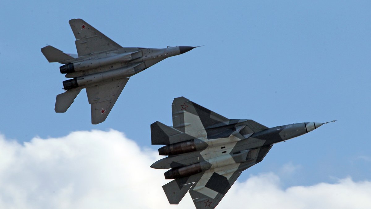 Två ryska stridsflygplan.