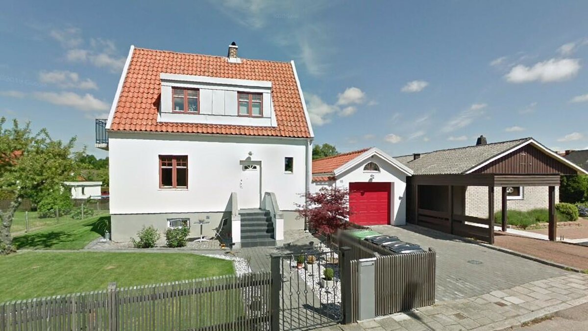 Denna Google Street View-bild visar var Änggatan 15 i Helsingborg är belägen. Fastigheten bytte ägare i december 2020, när de nya ägarna tog över fastigheten för 6 150 000 kronor. 