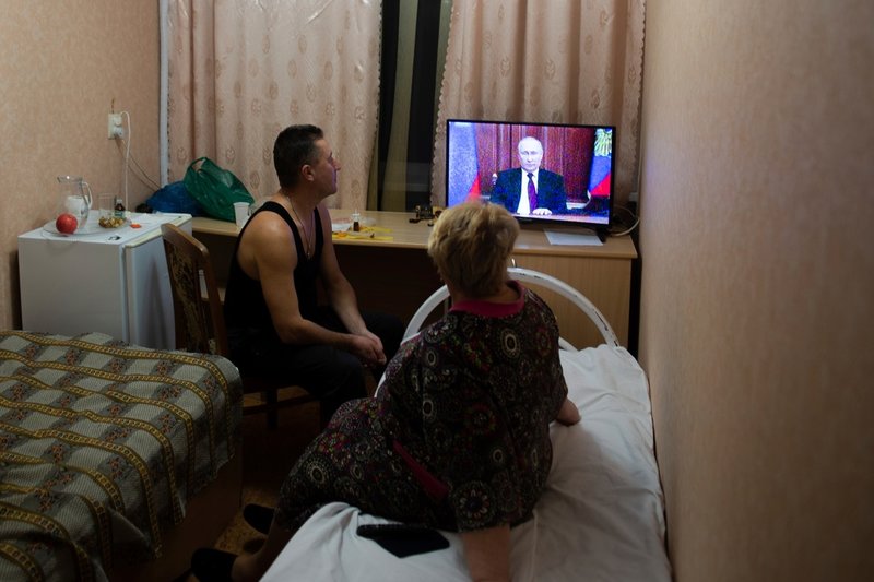 Invånare från Donetsk och Luhansk ser Vladimir Putins tv-tal från sina tillfälliga bostäder i ryska Rostovregionen, dit de evakuerats av Ryssland.