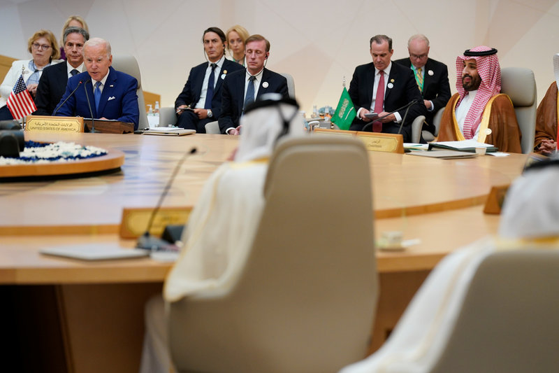 USA:s president Joe Biden med sin delegation träffar Saudiarabiens de facto ledare, kronprinsen Mohammed bin Salman och dennes delegation.