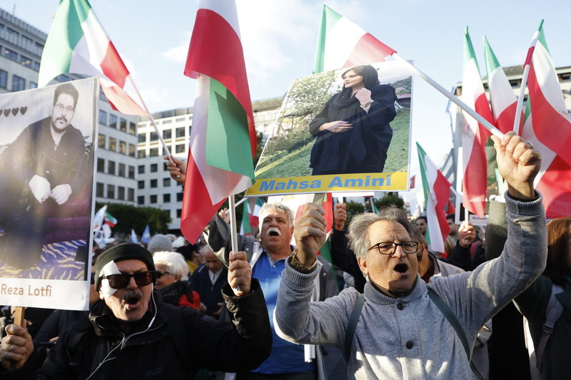 En manifestation för det iranska folket på Norrmalmstorg i Stockholm.