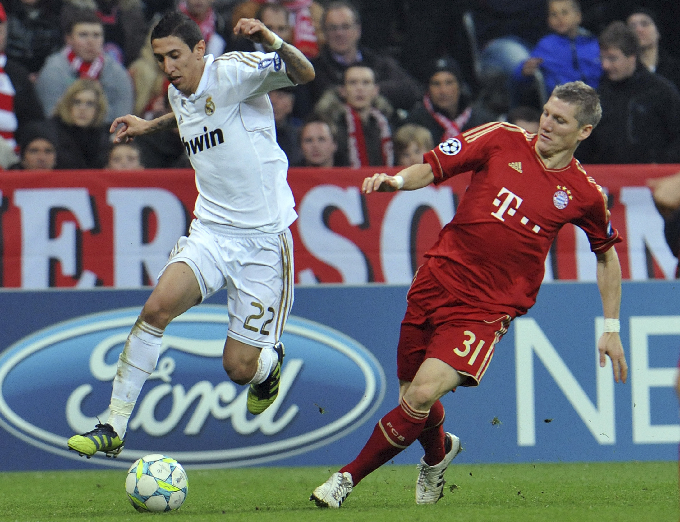 Reals Angel Di Maria blir förföljd av Bayerns Bastian Schweinsteiger. Reals Angel Di Maria blir förföljd av Bayerns Bastian Schweinsteiger.